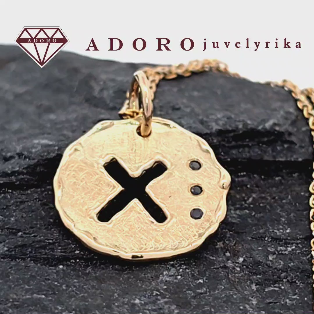 Geltono aukso ažūrinis pakabukas su trimis juodais deimantais, 2.55 g