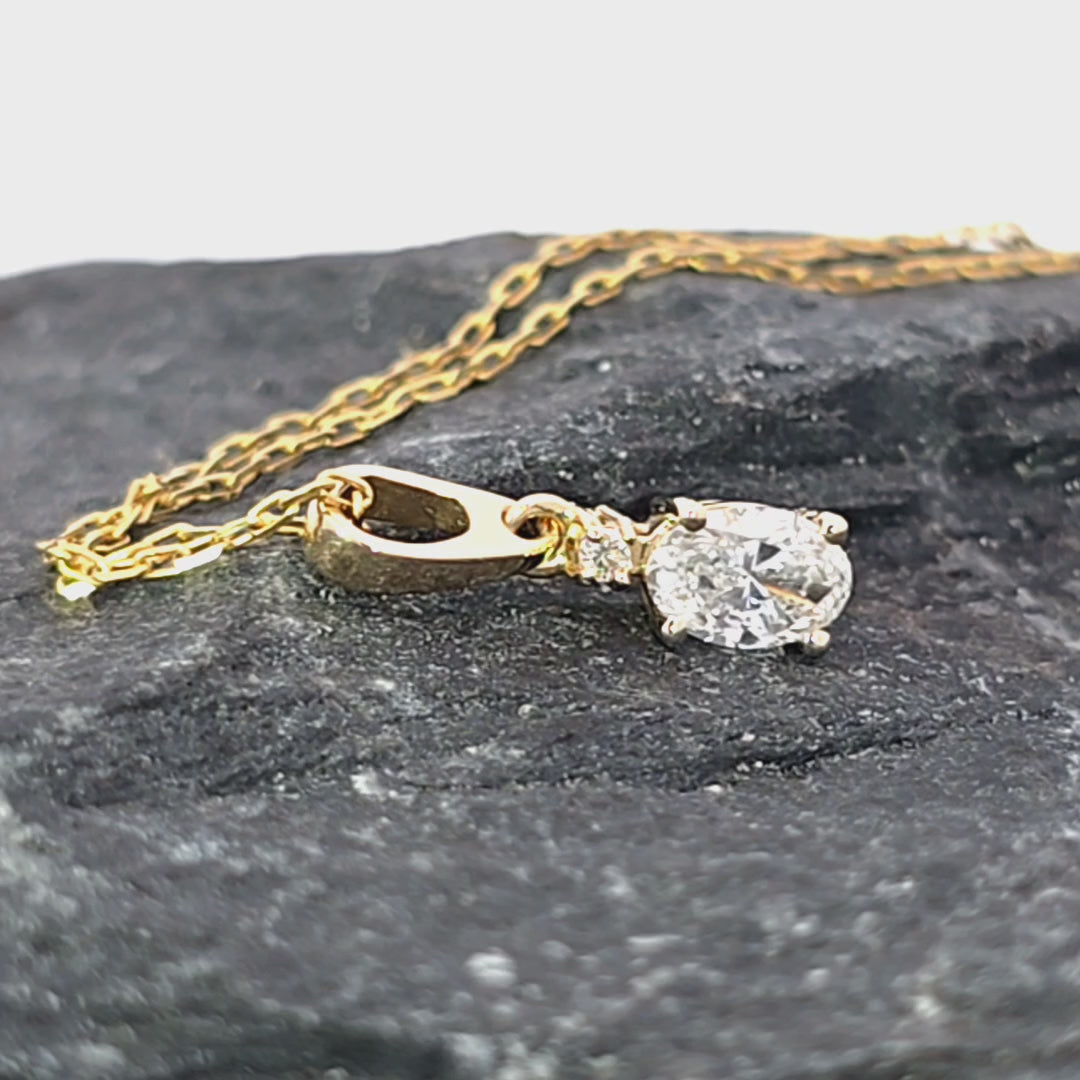 Geltono aukso pakabukas su laboratoriniu deimantu 0.415 ct