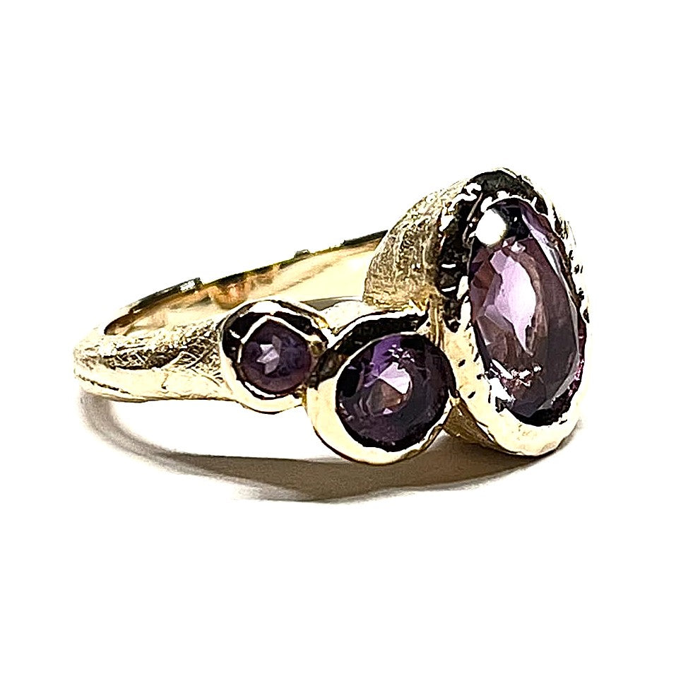 Rankų darbo auksiniai žiedai su brangakmeniais – amžinos vertės simbolis