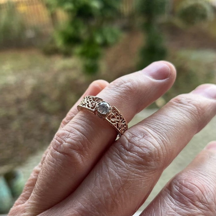 Natūralus ir laboratorinis briliantas šalia vienas kito – du tikri anglies kristalai, atspindintys skirtingas kilmes, bet tą pačią šviesą.