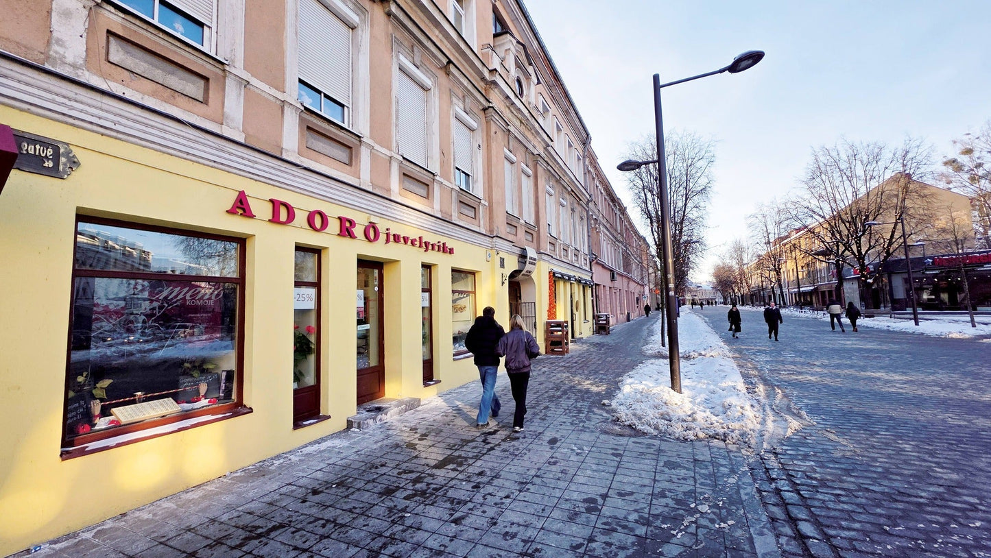 ADORO juvelyrika salonas Kauno centre su vitrinomis ir konsultacijų erdve