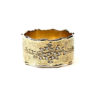  Auksiniai žiedai: elegancija ir prabanga