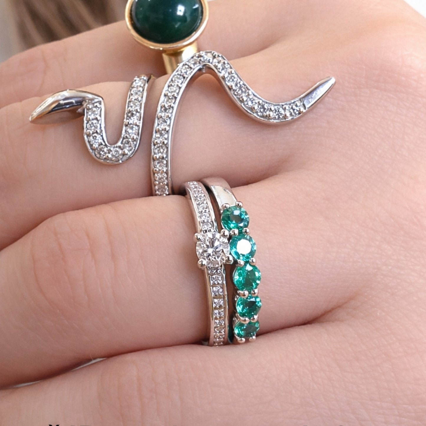 Sužadėtuvių žiedas ir vestuvinis žiedas ant kairės rankos