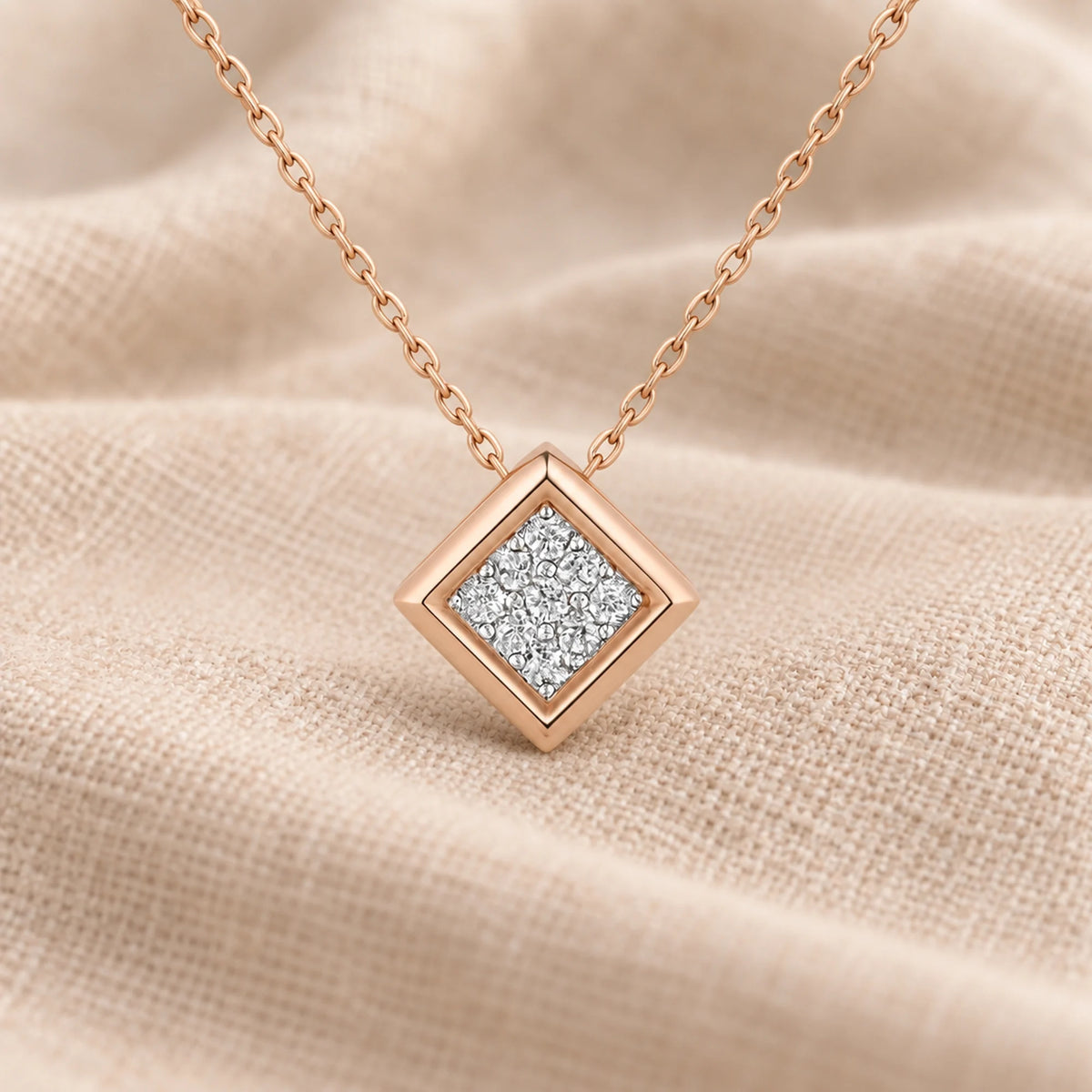 Raudono aukso pakabukas su deimantais, 0.045 ct, 1.63 g ant šilto smėlio audinio – ADORO juvelyrika