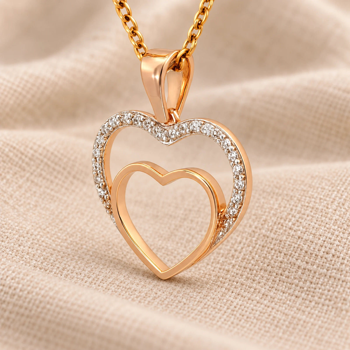 Rausvo aukso pakabukas širdelė su deimantais hearts, 1,36 g, 0,096 ct ant šilto smėlio audinio – ADORO juvelyrika