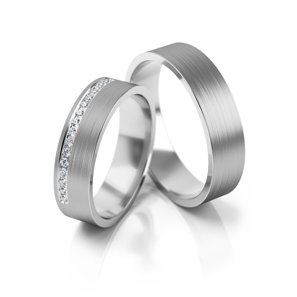 Baltos aukso vestuviniai žiedai su satino paviršiumi ir deimantų juosta – ADORO juvelyrika