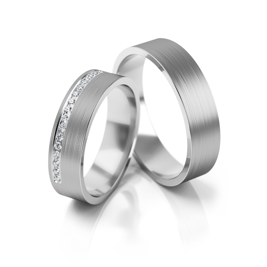 Baltos aukso vestuviniai žiedai su satino paviršiumi ir deimantų juosta – ADORO juvelyrika