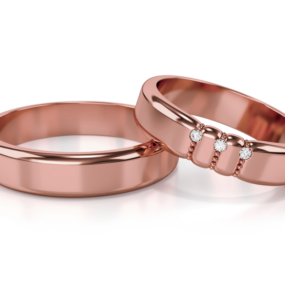 
                  
                    Vestuviniai žiedai – geltonas auksas su trimis deimantais, 4.5 mm pločio
                  
                