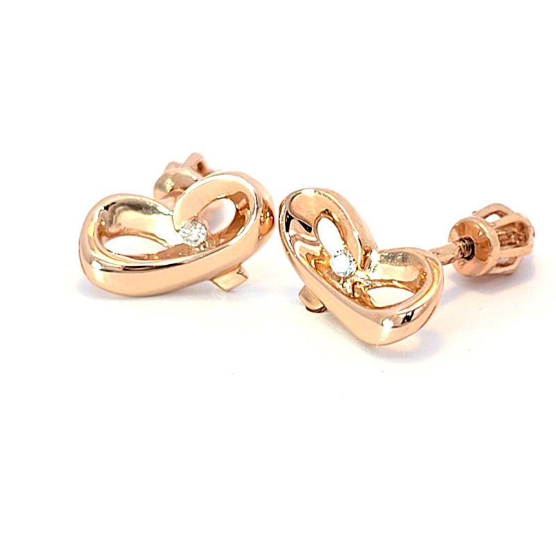 Auksiniai auskarai su briliantais „stylized hearts“ stiliaus yra romantikos ir elegancijos simbolis. Šių auskarų dizainas, įkvėptas širdžių formos, suteikia jiems išskirtinį žavesį ir šilumą. Briliantai, įterpti į širdžių kontūrus, spindi ir žaidžia šviesoje, suteikdami auskarams gyvybingumo.