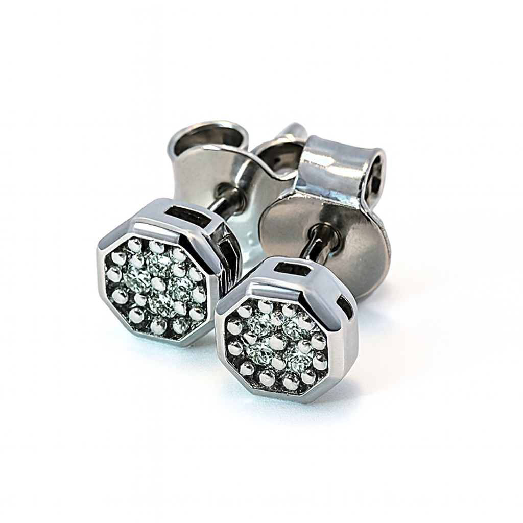 Rankų darbo auskarai su 0.032 ct briliantais.