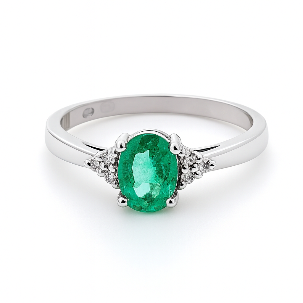 Baltas auksinis žiedas su natūraliu smaragdu ir briliantais – ADORO juvelyrika