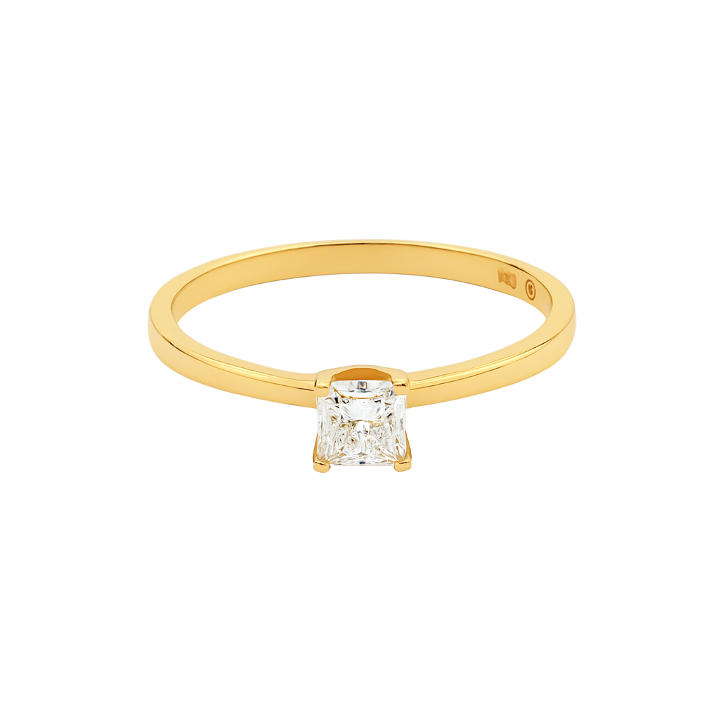 Geltono aukso žiedas su princesės formos laboratoriniu deimantu – ADORO juvelyrika