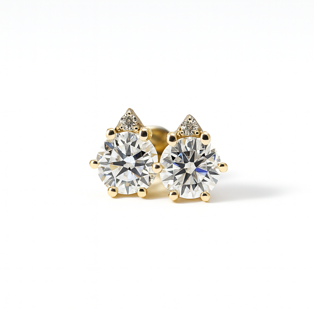 Prabangūs auskarai su 1.36 ct deimantais ant balto fono