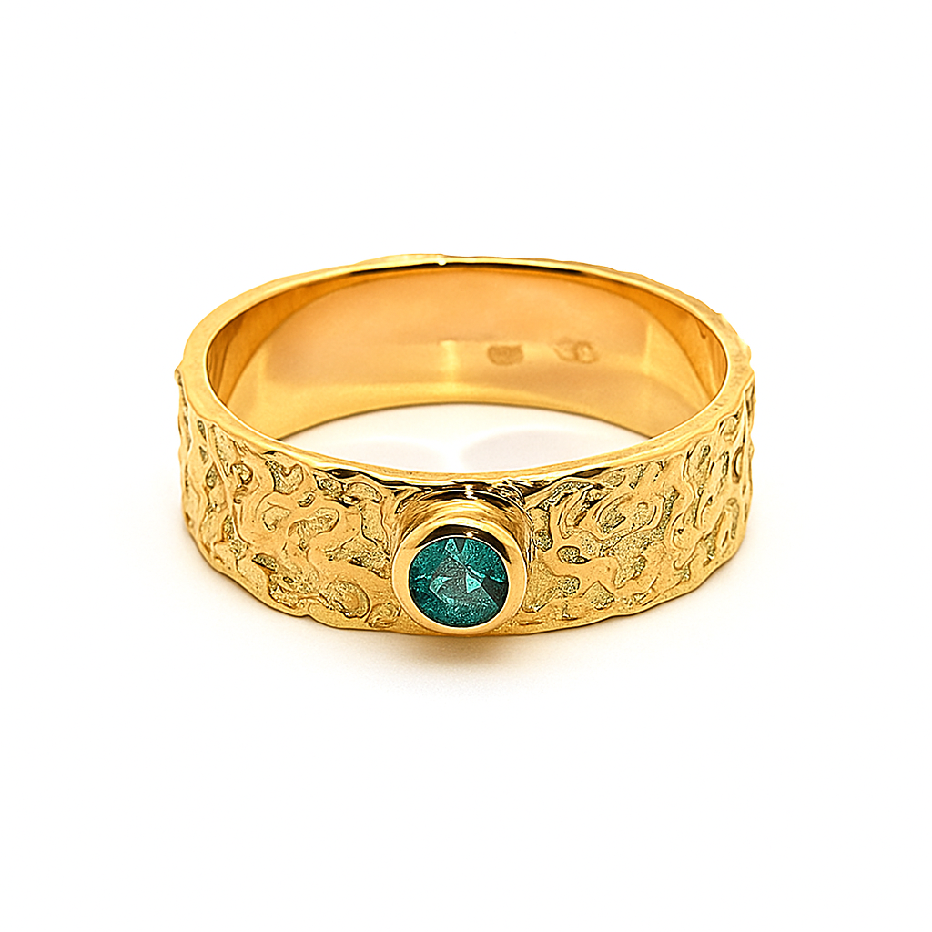 Rankų darbo auksinis žiedas su natūraliu 0.3 ct smaragdu – ADORO juvelyrika