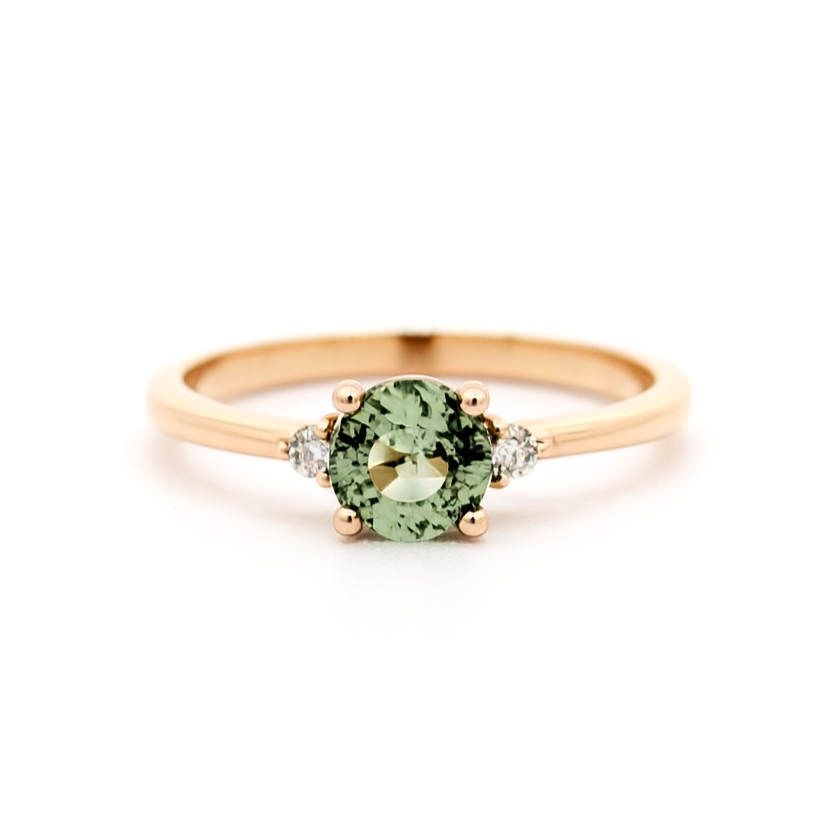 Auksinis žiedas su žaliu safyru ir dviem briliantais – garantija 5 m, sertifikatas, nemokamas įpakavimas – ADORO juvelyrika