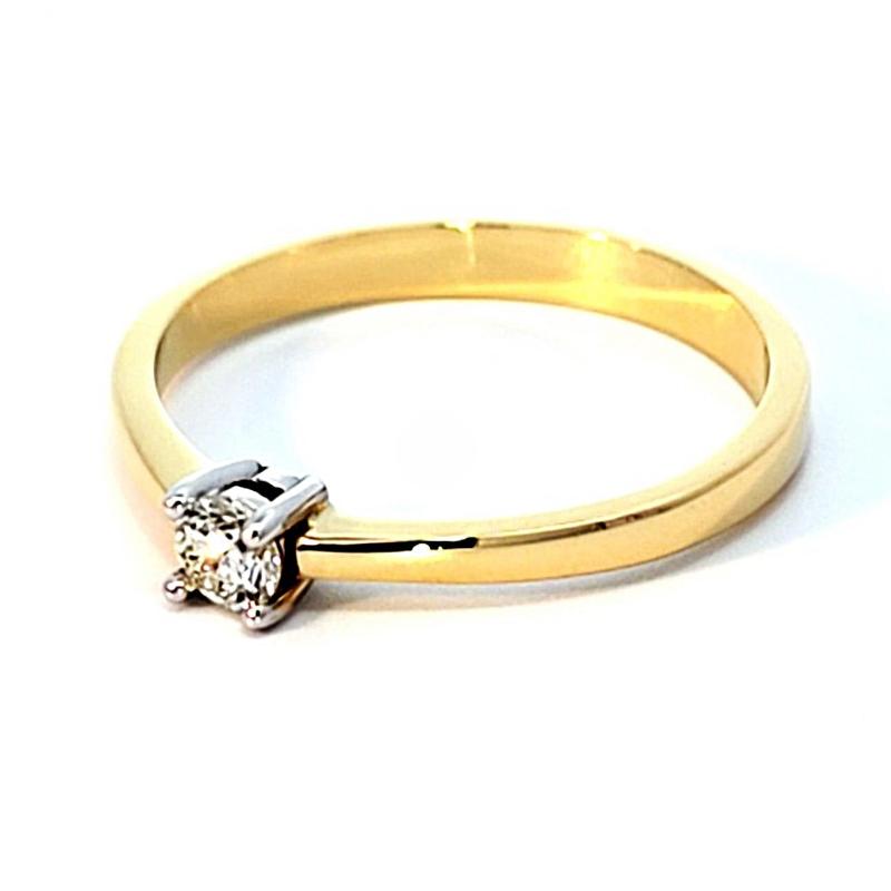 
                  
                    Geltono aukso sužadėtuvių žiedas su briliantu, įtaisytu baltame aukse – tai subtilus ir elegantiškas papuošalas, puikiai derinantis dviejų skirtingų aukso atspalvių grožį. Žiedo pagrindas pagamintas iš šilto ir prabangaus geltonojo aukso, suteikiančio klasiką spindesį. Centre įtaisytas briliantas, įrėmintas baltajame aukse, kuris išryškina akmens skaidrumą ir leidžia jam suspindėti visa savo didybe. Baltas auksas aplink briliantą suteikia papuošalui šiuolaikiškumo, pabrėžia deimanto švytėjimą bei sukuria ko
                  
                