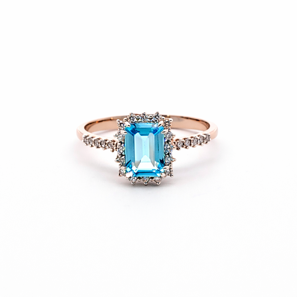 Rožinio aukso žiedas su Swiss Blue topazu ir briliantų apdaila – ADORO juvelyrika