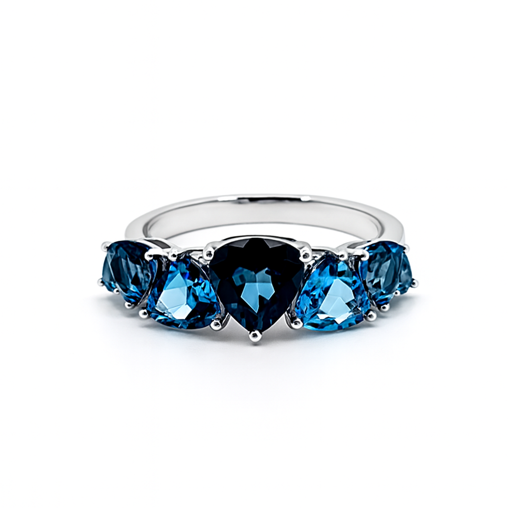 Balto aukso žiedas su natūraliu Swiss Blue topazu trillion formos – ADORO juvelyrika