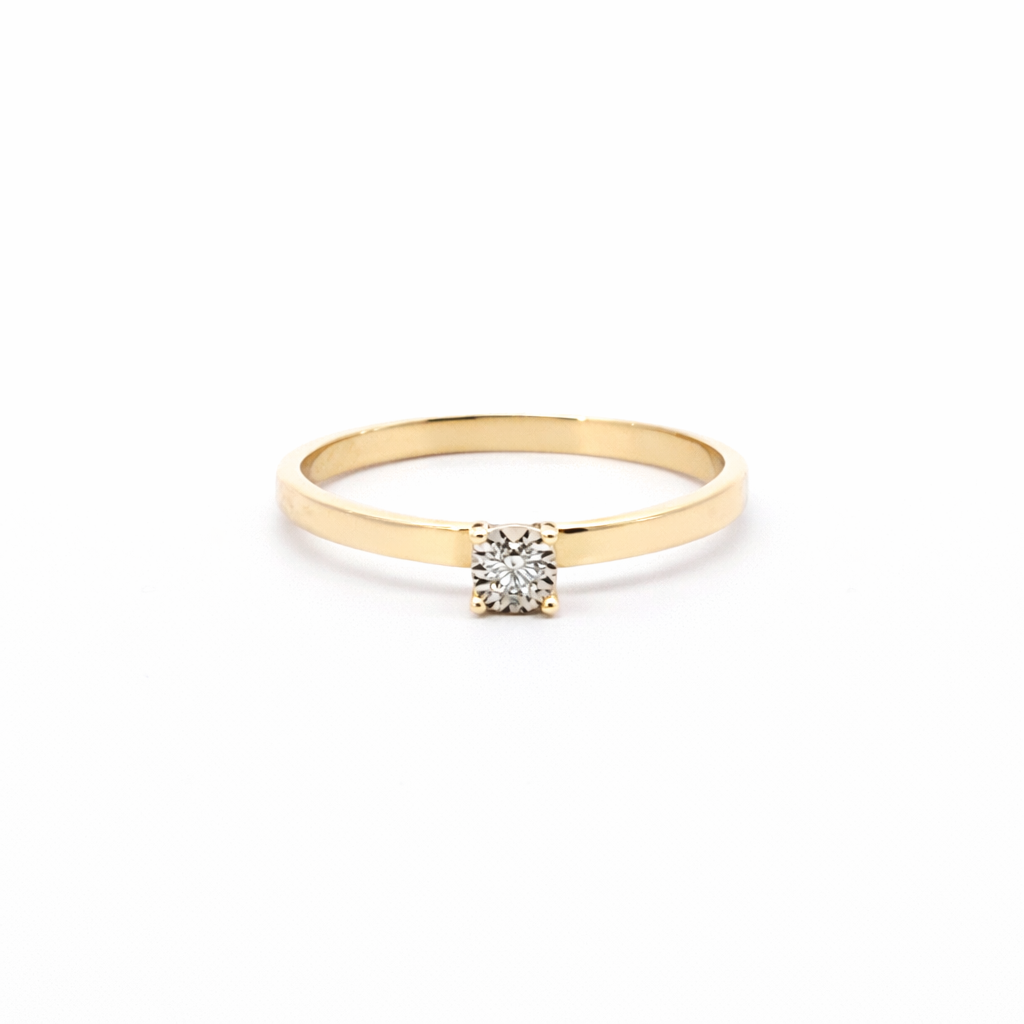 Plonas 585 geltono aukso soliterio tipo žiedas su vienu briliantu ant balto fono, ADORO juvelyrika