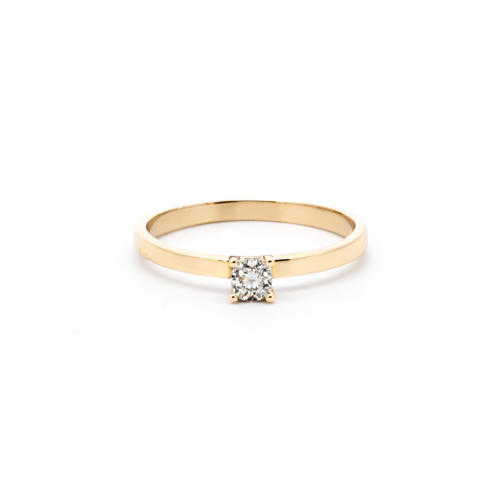 Minimalistinis 585 geltono aukso žiedas su vienu briliantu ant balto fono, ADORO juvelyrika