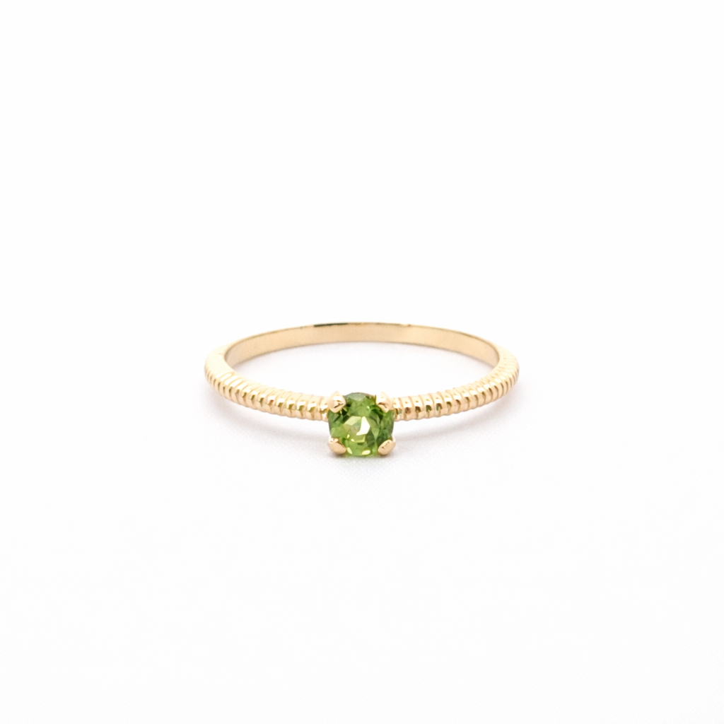 Subtilus 585 prabos geltono aukso žiedas su žaliu natūraliu olivinu, ADORO juvelyrika