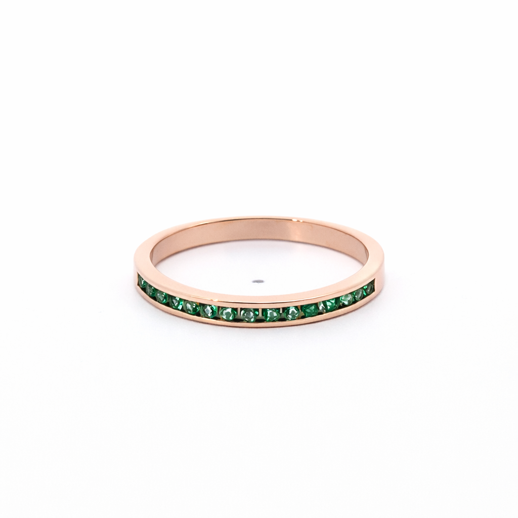 Raudono aukso 585 žiedas su natūraliais smaragdais, takelio tipo dizainas, ADORO juvelyrika