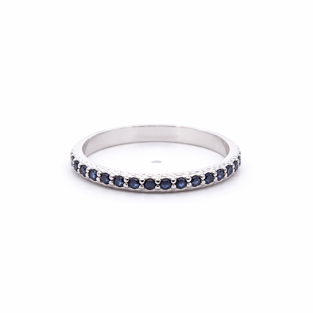 585 prabos balto aukso žiedas su natūraliais safyrais, takelio tipo dizainas, ADORO juvelyrika