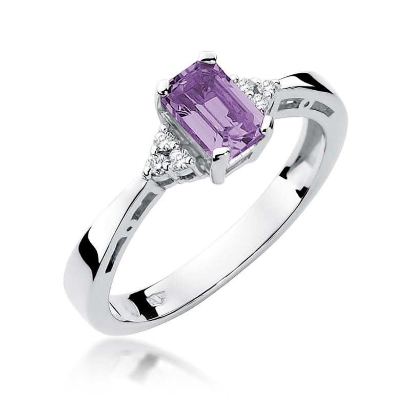 Auksinis žiedas su 0.5 ct ametistu ir briliantais

Išskirtinio dizaino auksinis žiedas su elegantišku 0.5 ct ametistu ir spindinčiais briliantais – tai subtilus prabangos ir rafinuotumo derinys.