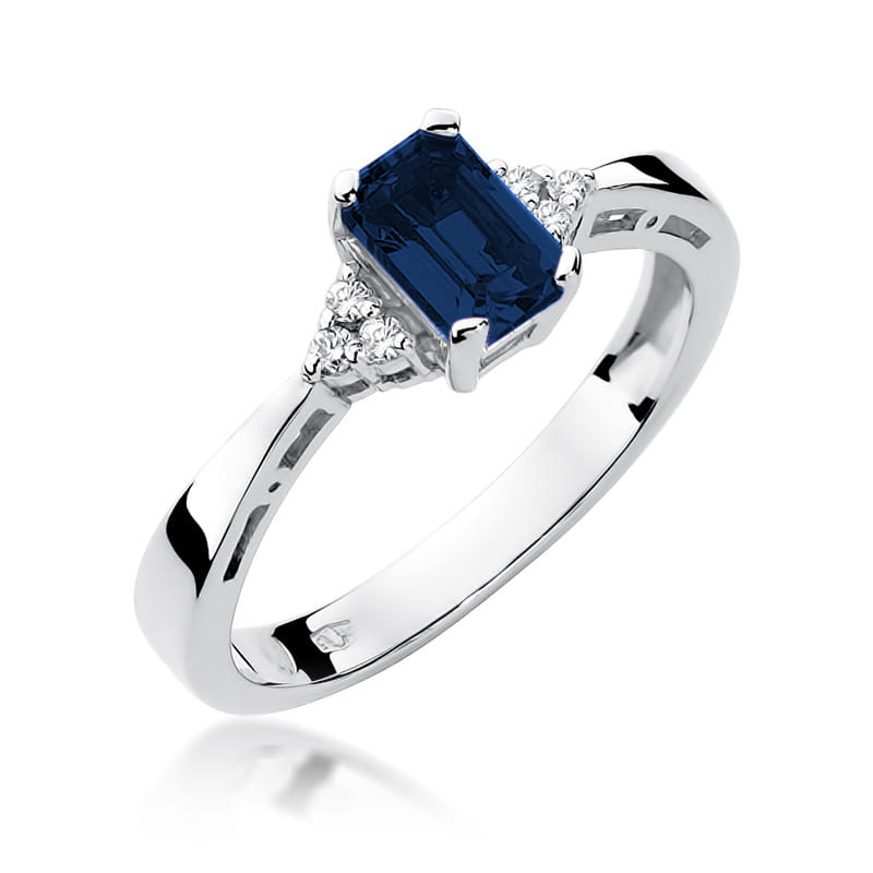 Auksinis žiedas su 0.6 ct safyru ir briliantais

Išskirtinis auksinis žiedas, puošiamas elegantišku 0.6 ct safyru ir spindinčiais briliantais, perteikia ne tik prabangą, bet ir unikalų charakterį.