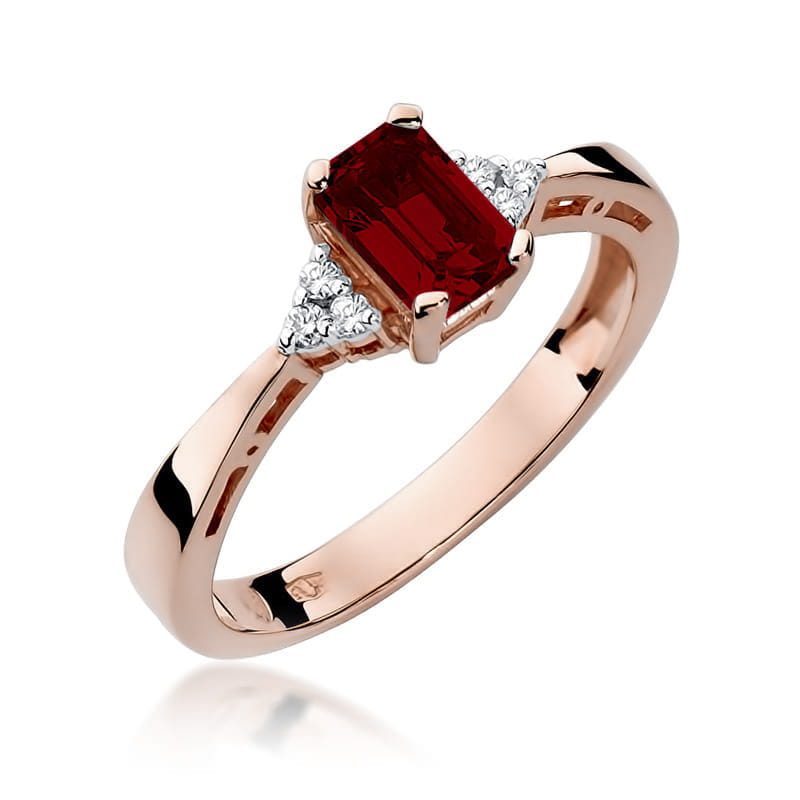 Išskirtinis auksinis žiedas su 0.7 ct granatu ir spindinčiais briliantais – tai elegancijos ir aistros derinys, kuris sužavės kiekvieną.