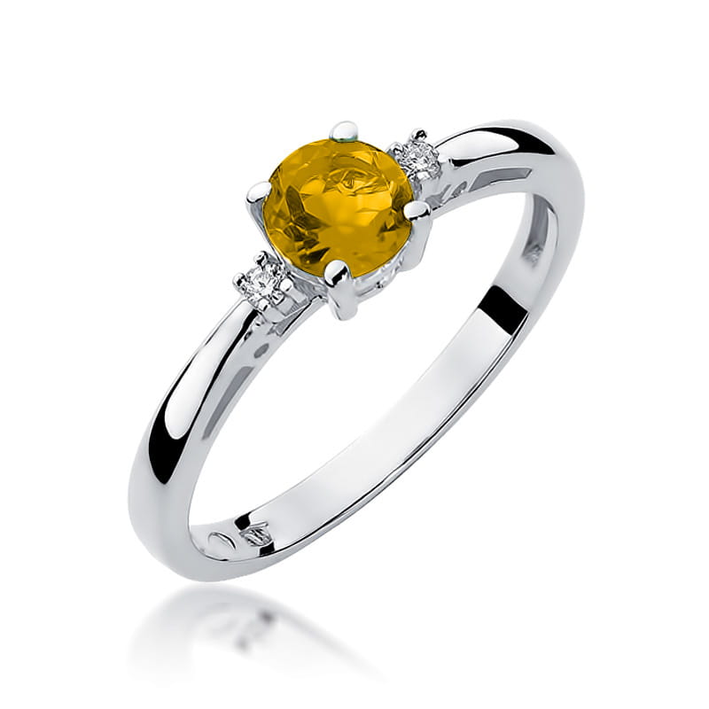 
                  
                    Balto aukso žiedas su 0.5 ct citrinu ir briliantais – elegantiškas ir rafinuotas papuošalas, skirtas moteriai, vertinančiai subtilią prabangą.

Žiedo centre spindi 0.5 ct natūralus citrinas – šiltas, saulės šviesą primenantis akmuo, kuris puikiai dera su šaltu 585 arba 750 prabos balto aukso atspalviu. Aplink citriną išdėstyti briliantai suteikia žiedui išskirtinio spindesio ir elegancijos.

✔ Metalas: 585 / 750 prabos baltas auksas
✔ Pagrindinis akmuo: 0.5 ct natūralus citrinas
✔ Papildomi akmenys: brilian
                  
                