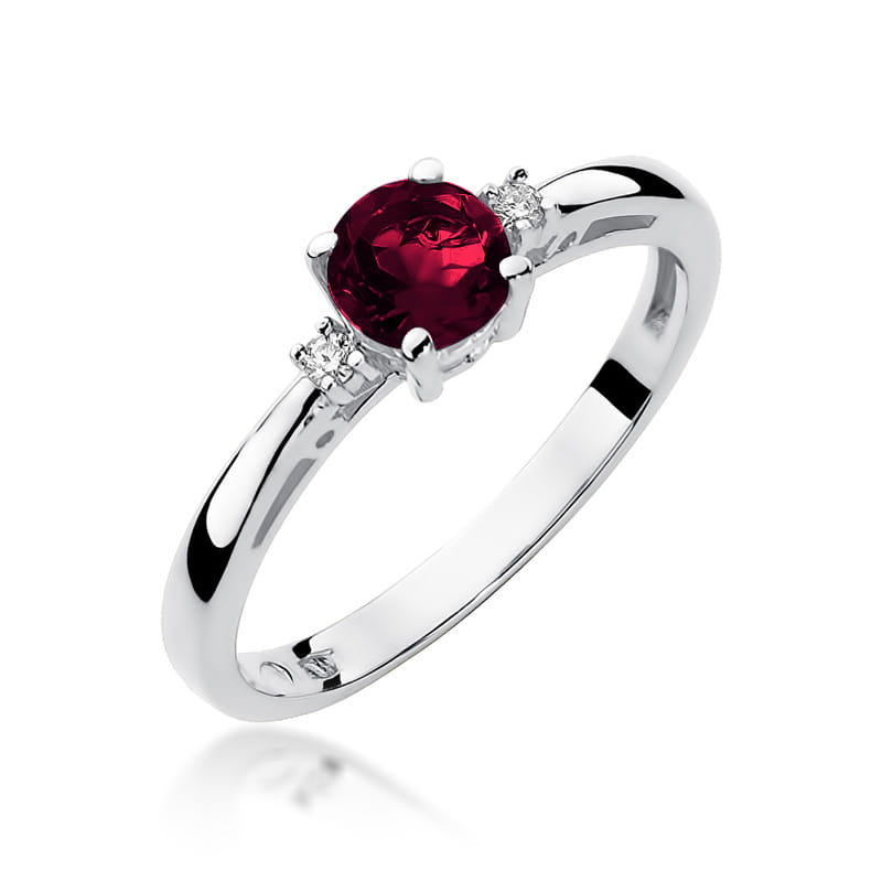 
                  
                    Balto aukso žiedas su 0.6 ct granatu ir briliantais – elegantiškas ir rafinuotas papuošalas, skirtas moteriai, vertinančiai išskirtinį grožį ir subtilią prabangą.

Žiedo centre spindi 0.6 ct natūralus granatas – gilaus raudono atspalvio akmuo, simbolizuojantis aistrą, stiprybę ir pasitikėjimą savimi. Jo sodri spalva harmoningai dera su šaltu 585 arba 750 prabos balto aukso spindesiu, sukurdama modernų ir prabangų įvaizdį. Aplink granatą išdėstyti aukštos kokybės briliantai (GD – Good Diamond), suteikiantys 
                  
                