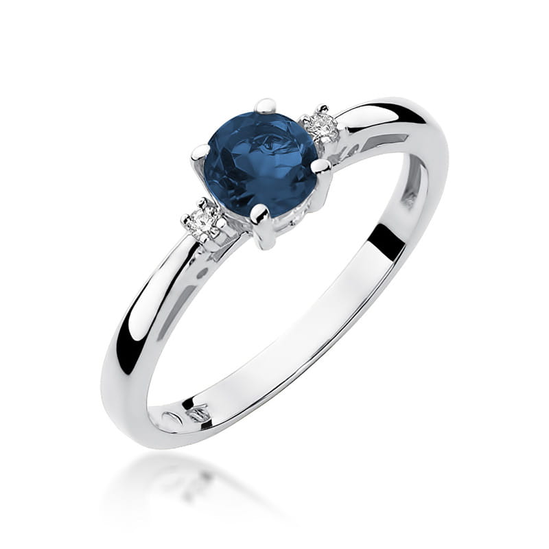 Balto aukso žiedas su 0.5 ct safyru ir briliantais – išskirtinio grožio ir elegancijos derinys, puikiai tinkantis moteriai, vertinančiai subtilią prabangą ir klasikinį stilių.

Žiedo centre spindi 0.5 ct natūralus safyras – gili mėlyna spalva, simbolizuojanti išmintį, ramybę ir dvasinę stiprybę. Jo sodrus atspalvis elegantiškai kontrastuoja su 585 arba 750 prabos balto aukso šaltu blizgesiu, suteikdamas žiedui modernumo ir rafinuotumo. Aplink safyrą išdėstyti briliantai pabrėžia jo grožį ir suteikia papildo