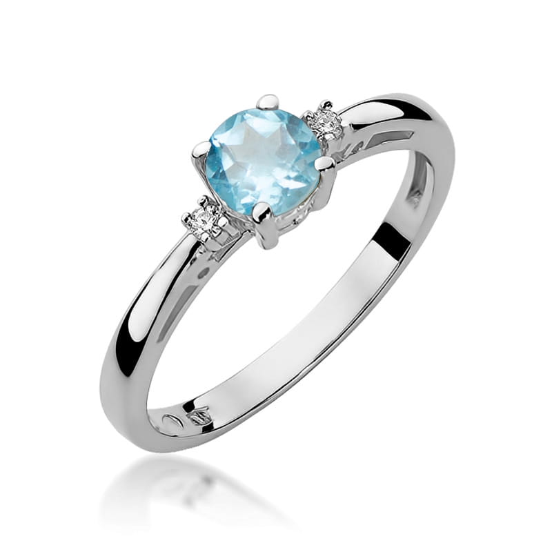 
                  
                    Balto aukso žiedas su 0.5 ct topazu ir briliantais – subtili elegancija ir moderni prabanga viename papuošale.

Žiedo centre puikuojasi 0.5 ct natūralus topazas – dažniausiai šviesiai mėlynos spalvos akmuo, simbolizuojantis aiškumą, vidinę ramybę ir harmoniją. Jo skaidrus, gaivus atspalvis puikiai dera su 585 arba 750 prabos balto aukso šaltu blizgesiu, suteikdamas žiedui modernų ir rafinuotą įvaizdį. Aplink topazą spindintys briliantai pabrėžia jo žavesį ir prideda papildomo švytėjimo.
                  
                