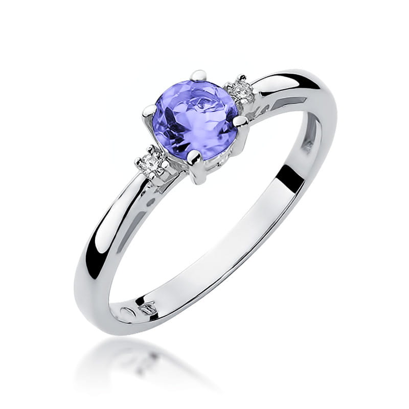 
                  
                    Balto aukso žiedas su 0.5 ct tanzanitu ir briliantais – elegancijos ir prabangos derinys, skirtas moteriai, vertinančiai unikalų grožį.

Žiedo centre spindi 0.5 ct natūralus tanzanitas – paslaptingas akmuo, kurio mėlynos ir violetinės spalvos atspalviai simbolizuoja intuiciją, ramybę ir išskirtinumą. Jo subtilus spindesys puikiai dera su 585 arba 750 prabos balto aukso šaltu žvilgesiu, suteikdamas papuošalui modernų ir rafinuotą įvaizdį. Aplink tanzanitą išdėstyti briliantai pabrėžia jo grožį ir suteikia pa
                  
                
