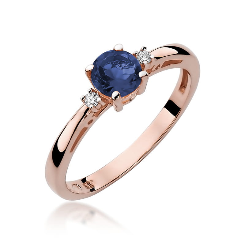 Rausvo aukso žiedas su 0.5 ct safyru ir briliantais – elegantiškas ir rafinuotas papuošalas, kuris puikiai atspindi moters išskirtinį skonį ir eleganciją.

Žiedo centre puikuojasi 0.5 ct natūralus safyras – gilios mėlynos spalvos akmuo, simbolizuojantis išmintį, tiesą ir ramybę. Jo ryškus atspalvis harmoningai dera su 585 arba 750 prabos rausvo aukso šiltu blizgesiu, suteikdamas žiedui subtilų ir rafinuotą charakterį. Aplink safyrą išdėstyti briliantai papildomai pabrėžia žiedo grožį ir spindesį.

✔ Metalas