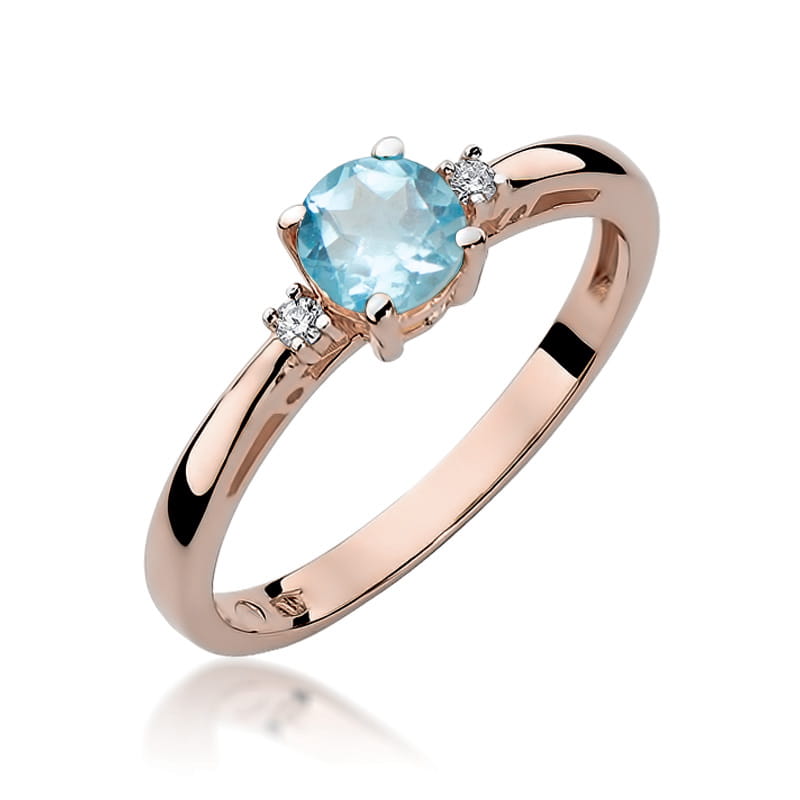 Raudono aukso žiedas su 0.5 ct topazu ir briliantais – elegancija, švelnumas ir subtilus prabangos prisilietimas.

Žiedo centre puikuojasi 0.5 ct natūralus topazas – skaidrus ir žavingas akmuo, dažniausiai žydros spalvos, simbolizuojantis vidinę ramybę, aiškumą ir harmoniją. Jo šviesus spindesys puikiai dera su 585 arba 750 prabos raudono aukso šiltu tonu, sukuriant romantišką ir jaukų derinį. Aplink topazą spindintys briliantai suteikia papildomo švytėjimo ir prabangos.