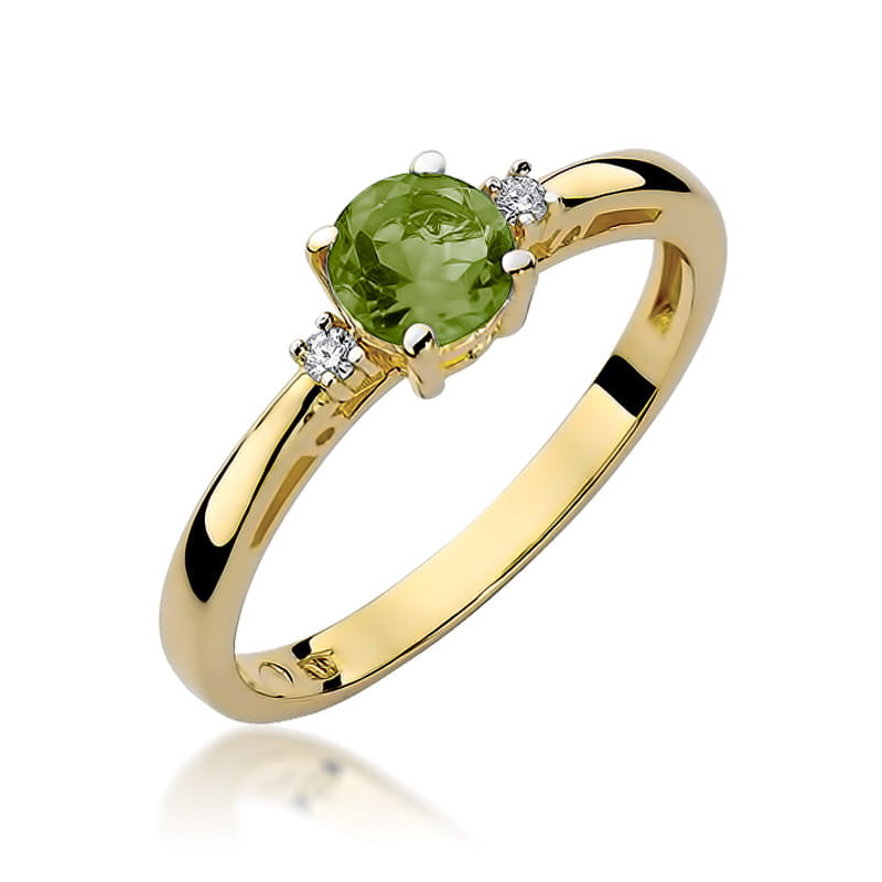 Geltono aukso žiedas su 0.6 ct olivinu (peridotu) ir briliantais – klasikinės elegancijos ir gaivios prabangos derinys, skirtas moteriai, vertinančiai natūralų grožį ir subtilų spindesį.

Žiedo centre puikuojasi 0.6 ct natūralus olivinas (peridotas) – sodrios žalios spalvos akmuo, siejamas su gamtos harmonija, energija ir pozityvumu. Jo gyvas atspalvis idealiai dera su 585 arba 750 prabos geltono aukso šilta prabanga, sukuriant išskirtinį ir žavingą papuošalą. Aplink oliviną išdėstyti spindintys briliantai 