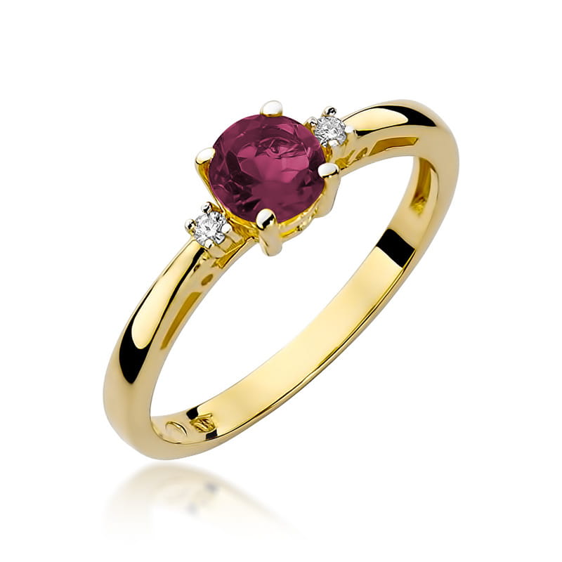 Geltono aukso žiedas su 0.6 ct rubinu ir briliantais – klasikinė elegancija ir prabanga, išreiškianti meilę ir rafinuotumą.

Žiedo centre spindi 0.6 ct natūralus rubinas – sodrios raudonos spalvos akmuo, simbolizuojantis aistrą, meilę ir vidinę stiprybę. Jo gyvybingas atspalvis puikiai dera su 585 arba 750 prabos geltono aukso šiltu ir prabangiu spindesiu, suteikdamas žiedui išskirtinį ir elegantišką įvaizdį. Aplink rubiną išdėstyti briliantai suteikia žiedui papildomo spindesio ir prabangos.
