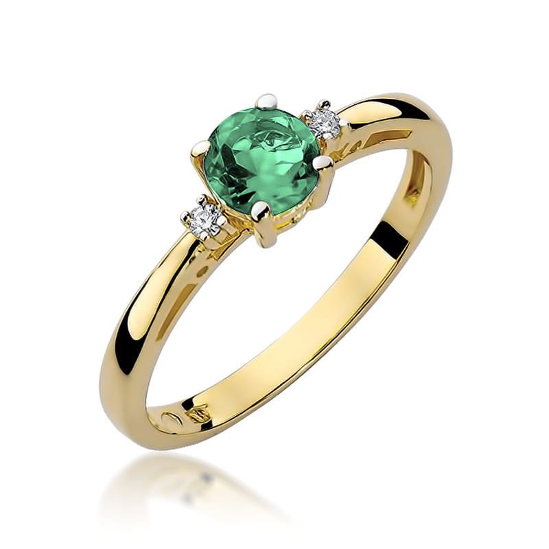 Geltono aukso žiedas su 0.5 ct smaragdu ir briliantais – klasikinės prabangos ir gamtos įkvėptos elegancijos derinys.

Žiedo centre puikuojasi 0.5 ct natūralus smaragdas – sodrios žalios spalvos akmuo, simbolizuojantis harmoniją, sėkmę ir amžiną grožį. Jo gyvybingas atspalvis tobulai dera su 585 arba 750 prabos geltono aukso šilta prabanga, sukuriant elegantišką ir išskirtinį papuošalą. Aplink smaragdą spindintys briliantai suteikia papildomo švytėjimo ir rafinuotumo.