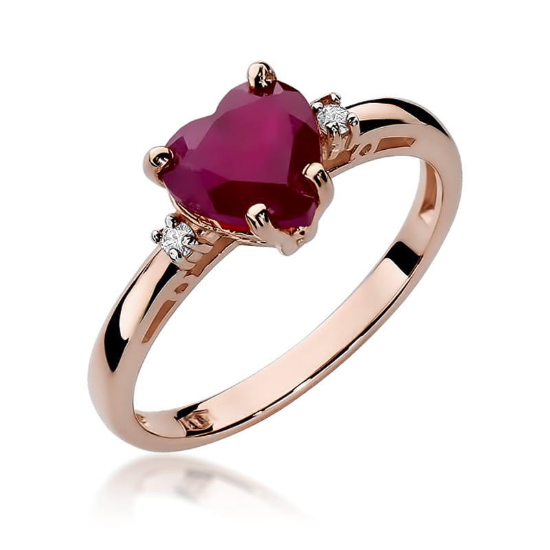 Raudono aukso žiedas su 1.7 ct rubinu ir briliantais "Širdis" – romantiškas ir išskirtinis papuošalas, puikiai atspindintis meilę, aistrą ir eleganciją.

Žiedo centre spindi 1.7 ct natūralus rubinas – intensyvios raudonos spalvos akmuo, simbolizuojantis meilę, aistrą ir stiprią energiją. Šis gražus akmuo yra išdėstytas širdies formos figūroje, kuri suteikia žiedui romantišką ir sentimentalią prasmę. Raudono aukso šiluma puikiai dera su rubinu, o briliantai aplink žiedą prideda papildomo švytėjimo ir prabang