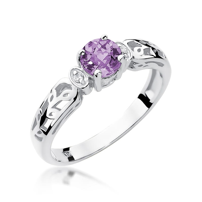 Balto aukso žiedas su 0.5 ct ametistu ir briliantais – subtilus ir elegantiškas papuošalas, kuris sujungia švelnią spalvų harmoniją ir prabangą.

Žiedo centre spindi 0.5 ct natūralus ametistas, kurio gilus purpurinis atspalvis puikiai kontrastuoja su balto aukso šaltu žvilgesiu. Ametistas simbolizuoja ramybę ir dvasinę stiprybę, o briliantai, išdėstyti aplink pagrindinį akmenį arba ant žiedo kraštų, suteikia papildomo spindesio ir prabangos. Balto aukso žvilgesys pabrėžia ametisto grožį ir dar labiau išryšk