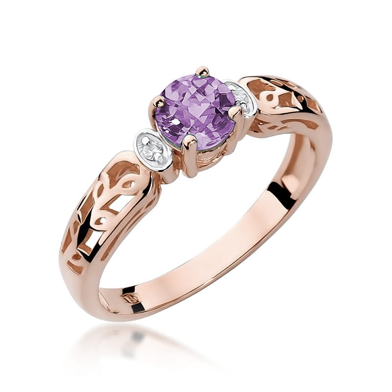 Raudono aukso žiedas su 0.5 ct ametistu ir briliantais – elegancijos ir spalvų harmonija, kurią pabrėžia švelnus ametisto purpurinis atspalvis ir briliantų žvilgesys.

Šio žiedo centre spindi 0.5 ct natūralus ametistas – akmuo, simbolizuojantis ramybę ir dvasinę stiprybę. Jo gilus purpurinis atspalvis puikiai dera su 585 arba 750 prabos raudono aukso šiluma, suteikdami žiedui rafinuotą ir išskirtinį įvaizdį. Briliantai, išdėstyti aplink ametistą arba ant žiedo kraštų, prideda papildomo spindesio ir prabango