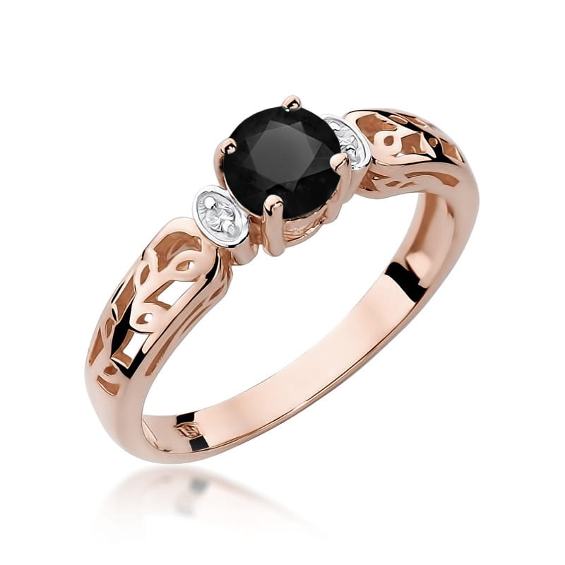 Raudono aukso žiedas su 0.5 ct juoduoju deimantu ir briliantais – elegancija, paslaptingumas ir prabanga, kuri sukuria išskirtinį ir rafinuotą įvaizdį.

Žiedo centre spindi 0.5 ct juodasis deimantas, kuris suteikia šiam papuošalui drąsos ir modernumo. Jo tamsi, paslaptinga spalva puikiai dera su raudono aukso šiluma, sukuriant unikalų kontrastą. Aplink juodąjį deimantą išdėstyti briliantai prideda žvytėjimo ir elegancijos, suteikdami žiedui papildomo švytėjimo ir prabangos.
