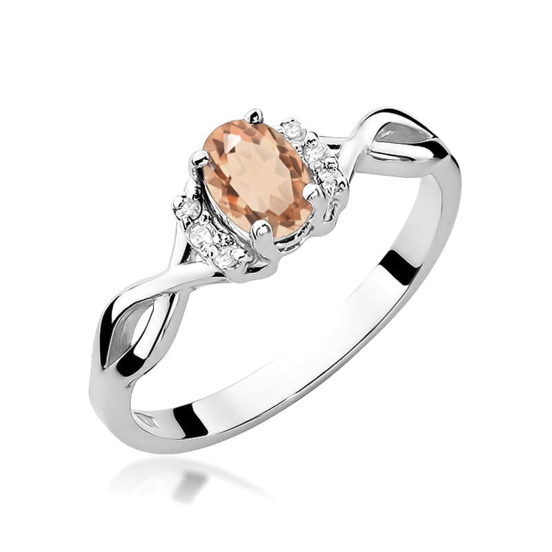Baltas auksas kartu su 0.4 ct rodolitu ir deimantais sukuria rafinuotą ir išskirtinį derinį. Rodolitas – tai sodriai avietinės spalvos granato atmaina, kuri atrodo itin elegantiškai šaltame balto aukso fone. Deimantai prideda papildomo spindesio ir prabangos, suteikdami žiedui subtilios prabangos.

Toks žiedas gali būti tiek klasikinis, tiek modernus – priklausomai nuo dizaino. Ar ieškote minimalistinio modelio, ar labiau puošnaus su įmantriomis detalėmis? 😊