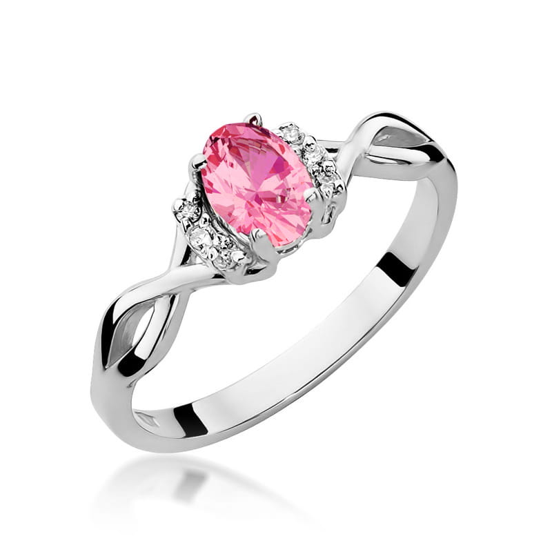 Aukso žiedas su 0.5 ct rožiniu topazu ir deimantais – tai subtilus, elegantiškas ir romantiškas pasirinkimas. Rožinis topazas išsiskiria švelnia, švytinčia spalva, kuri puikiai dera su aukso šiluma. Deimantai prideda papildomo spindesio ir rafinuotumo, suteikdami žiedui prabangos bei išryškindami pagrindinio akmens grožį.