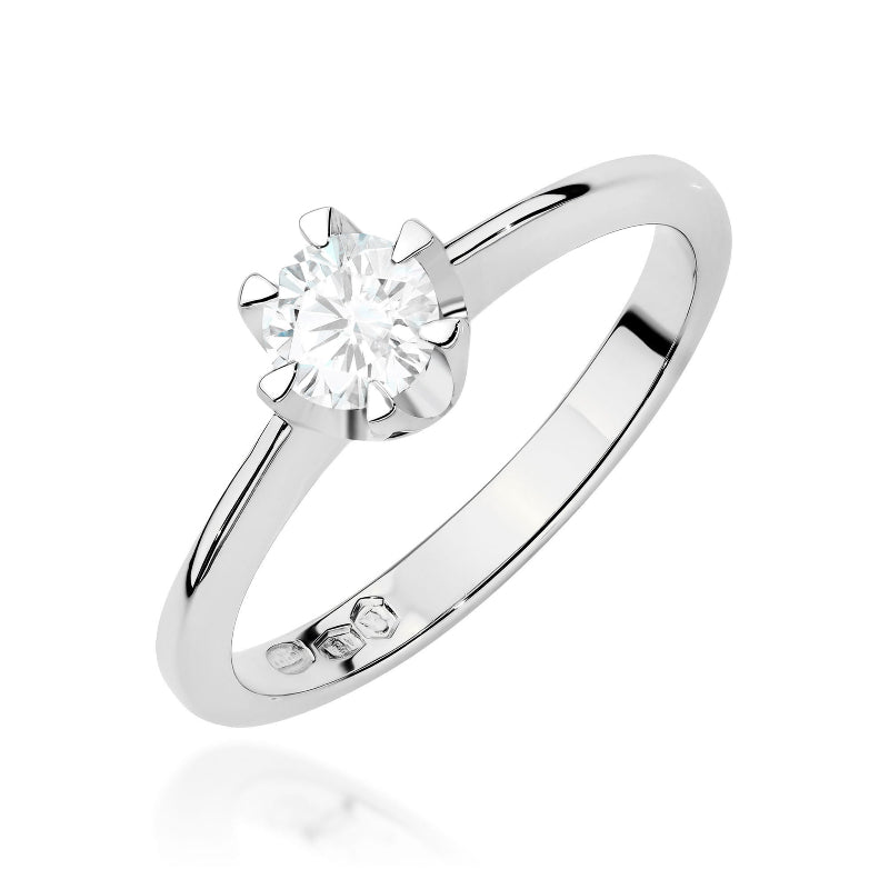 Pristatome prabangų ir elegantišką sužadėtuvių žiedą, kuris spindi nesenstančia estetika ir modernia prabanga. Žiedo centre puikuojasi 0.5 ct laboratorijoje išaugintas briliantas, kuris yra etiškas ir tvarus pasirinkimas, neprarandantis natūralių deimantų grožio bei kokybės.

Žiedas pagamintas iš aukščiausios kokybės 585 arba 750 prabos aukso – galite rinktis geltoną, baltą ar rožinį atspalvį. Klasikinis ir minimalistinis dizainas užtikrina, kad šis žiedas puikiai derės prie bet kokio stiliaus ir taps meilė