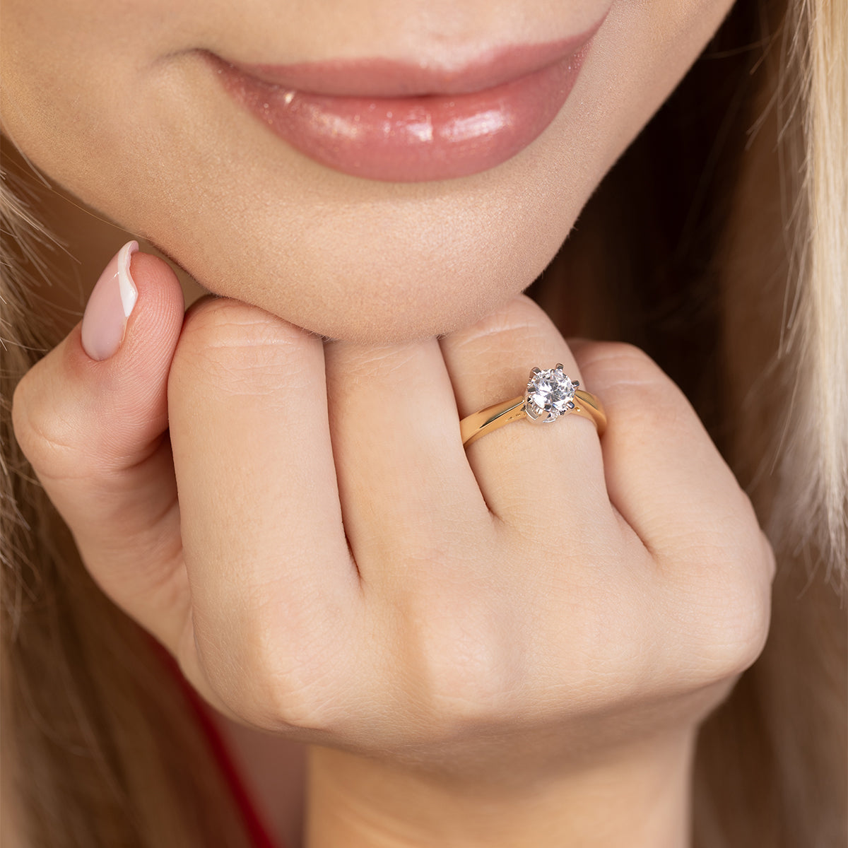 💍 Auksinis sužadėtuvių žiedas su 0.7 ct briliantu
Tobulas amžinos meilės simbolis – klasikinis sužadėtuvių žiedas, puoštas 0.7 karato spindinčiu briliantu. Kruopščiai pagamintas iš aukštos prabos geltonojo arba baltojo aukso, šis žiedas džiugina nepriekaištinga kokybe, elegancija ir ilgaamžiškumu.
Puikus pasirinkimas svarbiausiam gyvenimo „taip“.