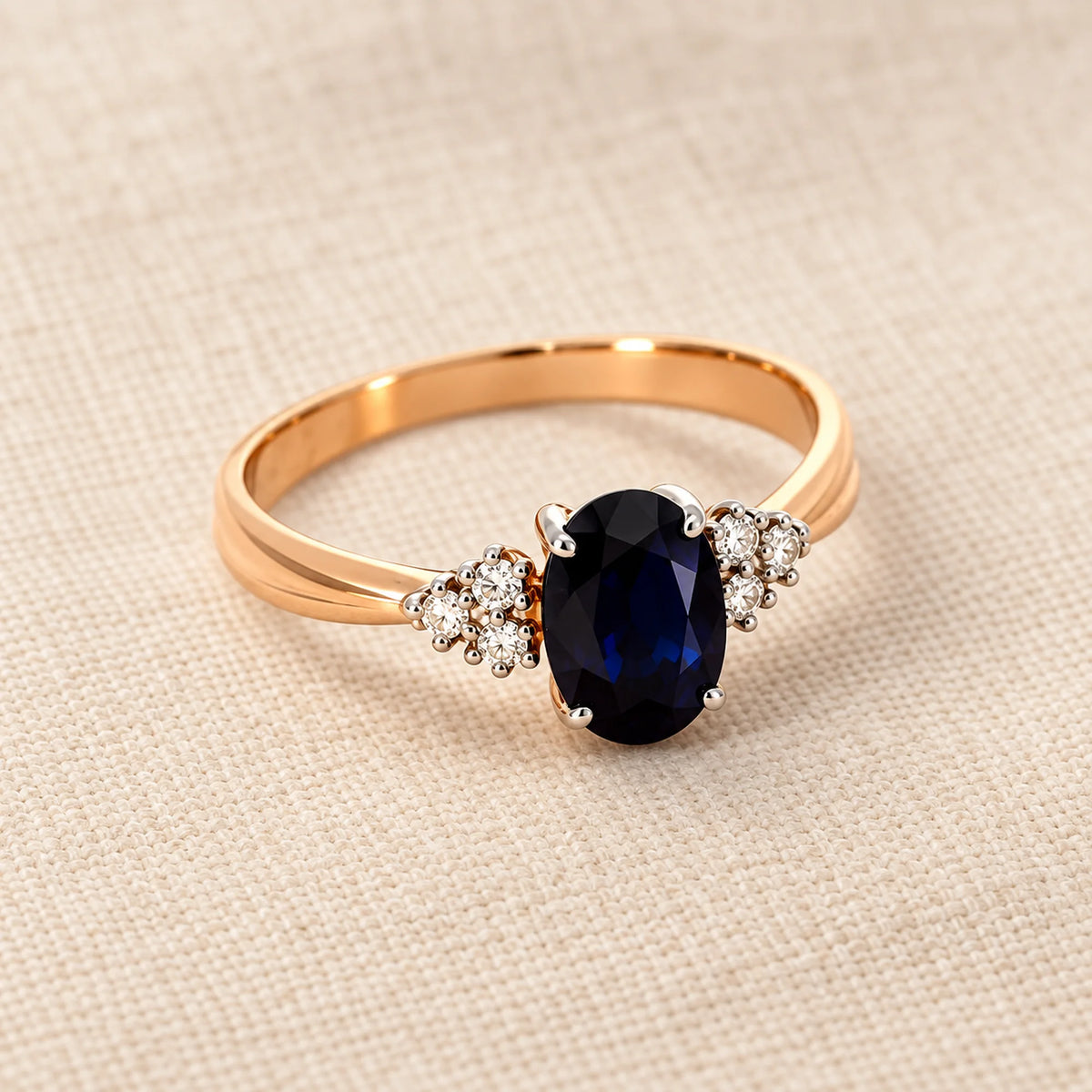 Auksinis sužadėtuvių žiedas su briliantais ir safyru Dark Blue ant šiltos natūralios drobės – ADORO juvelyrika