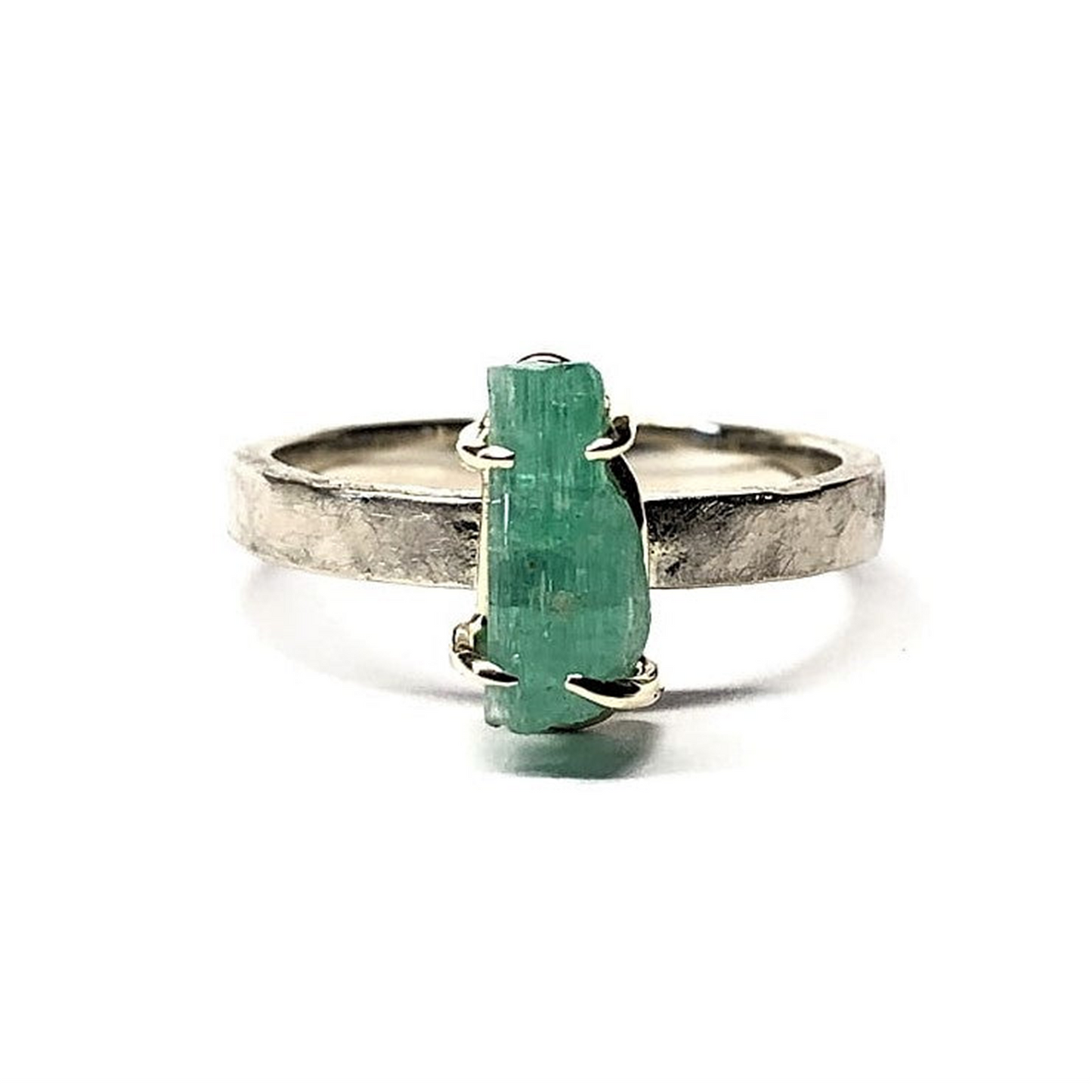 Autorinis balto aukso žiedas su 1.6 ct. neapdirbtu samaragdu Smeraldo | ADORO juvelyrika | ADORO juvelyrika